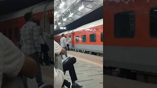 मुंबई बान्द्रा terminal train shorts viralvideo [upl. by Oreves653]