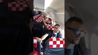 Vatreni pjevaju Thompsona u avionu dok putuju [upl. by Tierza]