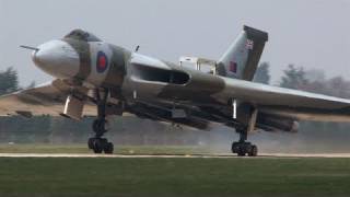 Vulcan XH558 returns to Finningley Robin Hood Airport [upl. by Oel]