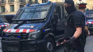 Directo Los Mossos desmontan la acampada independentista de plaza Sant Jaume [upl. by Novek]