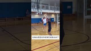 小夥發明了一種新型籃球打法，你認為這個算數麼？ 新型籃球打法nba 詹姆斯庫裡 basketball 籃球 [upl. by Allyce]