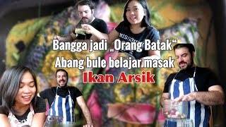 MASAK IKAN ARSIK KHAS BATAK  BULE BANGGA JADI “ORANG BATAK” 👍🏻 [upl. by Garges]