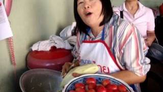 Amazing Thailand  How to Make Som Tam by Somporn Kaeng Khlo MOV08916 [upl. by Sidonnie676]