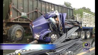 Accidente entre tren cañero y una tractomula dejó una persona fallecida [upl. by Atiuqram490]