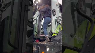 UNE AGRICULTRICE DECHAUME DANS UN TRACTEUR CLAAS  agriculturetracteurs🚜fendtagricultrices [upl. by Xineohp]