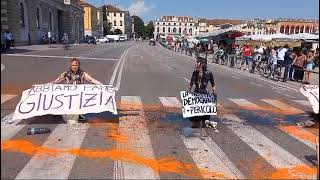 Attivisti per il clima si spogliano e si coprono di vernice bloccato il traffico a Padova [upl. by Jolenta]