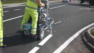 Traccialinee Graco LineLazer V 250SPS con operatore a bordo – Le Sas [upl. by Tengdin]