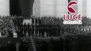 Mussolini alla parata militare delle camicie nere in Via Nazionale a Roma [upl. by Arivle]