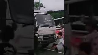 menyetop mobil ndadakan ketrabrak donk untung ngak kenapa2 [upl. by Einhpets]