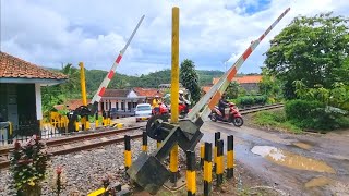 3 Perlintasan Kereta Api Siliwangi Dengan Palang Super Manual [upl. by Aydiv]