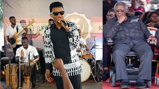 KOFI KINAATA CONSOLES EXPREZ KUFOUR WITH THIS ENERGETIC PERFORMANCE AT MRS KUFOUR FUNERAL [upl. by Wyatan874]