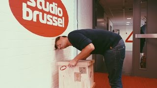 Studio Brussel Sam en Roos doen aan wetenschappelijk onderzoek [upl. by Perri]