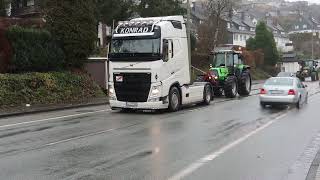 Landwirte amp Unternehmer demonstrieren in Siegen  fast 1000 Fahrzeuge  Trecker amp Trucks  291223 [upl. by Jansson]