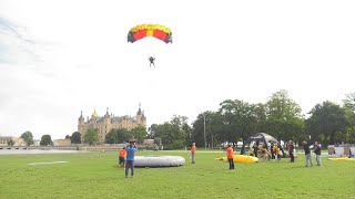 Fallschirmspringer am Himmel über Schwerin bei internationaler deutscher Meisterschaft [upl. by Jane]