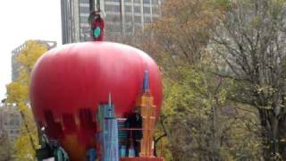 Kanye West Getting Booed NYC Thanksgiving Day Parade the original version [upl. by Allicsirp]