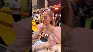 Ariana Grande DRAWS tattoos for fans at wicked premiere [upl. by Ytissac]