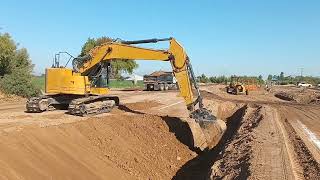 Excavadora Afine de taludes en un canal de riego agricola [upl. by Nosnirb]