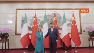 Meloni incontra Xi Jinping a Pechino la stretta di mano tra i due leader [upl. by Aggy]