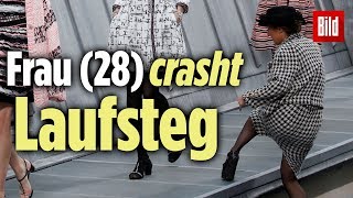 Frau crasht Laufsteg während FashionShow in Paris [upl. by Ynohtnanhoj]