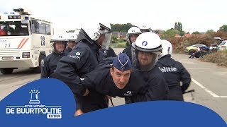 Oefening op de politieschool Koen wordt gearresteerd  De Buurtpolitie Extra [upl. by Lareneg399]