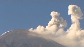 Vulcão Tungurahua ativo no Equador [upl. by Akelam986]