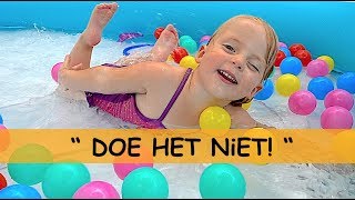 ONDEUGENDE LUCiLLA iN BALLEN ZWEMBAD 😂🏊⚽  Bellinga Familie Vlog 1020 [upl. by Navi126]