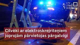 Cilvēki ar elektroskrejriteņiem joprojām pārvietojas pārgalvīgi [upl. by Dyraj]