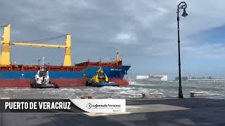 Buque carguero impacta el malecón de Veracruz por fuerte norte [upl. by Tound]