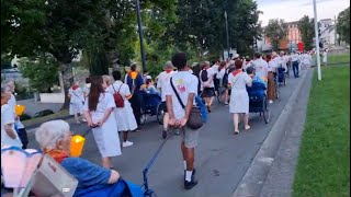 Procession aux flambeaux à Lourdes avec les malades du diocèse dAvignon  août 2024 [upl. by Anirehtak]