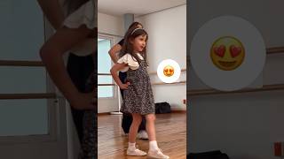 El pollito amarillito😍❤️ saritahbebe dancepractice [upl. by Dnalrag93]