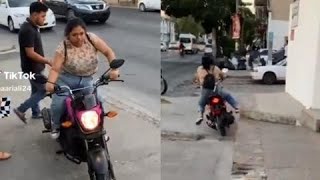 Una joven presume su nueva motocicleta pero la destroza saliendo de la concesionaria [upl. by Oliy465]