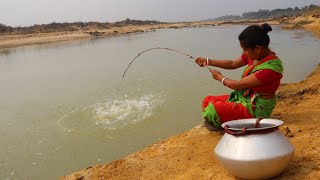 River fishing video 🐠 ✅  The village lady fish hunting in river  New hook fishing video 2024 🎣 [upl. by Ioved]