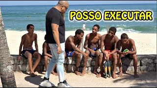 PEGADINHA ENCONTREI O ALV0 NA ESQUINA DA PRAIA  Prank Beach [upl. by Pacificas]