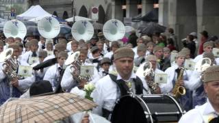 Sechseläuten Umzug mit Polizeimusik ZürichStadt als Spiel der Zunft zur Waag [upl. by Eilis]