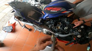 Sostituzione Candele a 20mila km in garage ● APRILIA RS 660 [upl. by Lleznol]