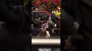 Bolivian lawmakers throw flowers at VP forcing suspension of Arce’s report  VOA News shorts [upl. by Ynaffyt]