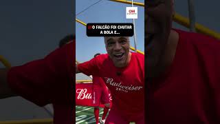 Falcão lenda do futsal foi chutar a bola da NFL e quebrou o parabrisa da van [upl. by Eelyahs]