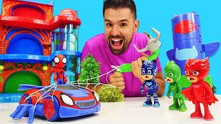 Spiderman aiuta i Super Pigiamini Video per bambini Giocattoli per bambini [upl. by Lainad959]