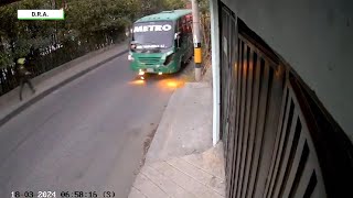 Persecución en San Javier a conductor de bus  Teleantioquia Noticias [upl. by Anrim344]