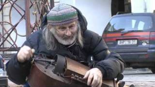 Hráč na niněru  Hurdygurdy player [upl. by Trevah]