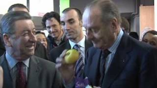 Un Jacques Chirac très entouré visite le salon de lagriculture [upl. by Kubetz]