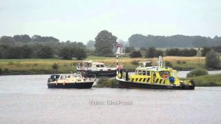 Bootje loopt op de klippen langs de IJssel [upl. by Yacano]