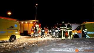 Brandweer haalt drenkeling uit het water in haven Raamsdonksveer 20130116 [upl. by Rawdan]