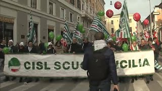 Roma migliaia in piazza con i sindacati tra loro anche imprenditori [upl. by Ahsehyt574]