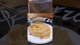 SPAGHETTI AGLIO OLIO E PEPERONCINO IN 10 MINUTI ricetta aglioolio food [upl. by Bird799]