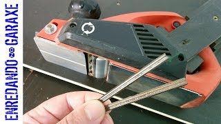 How to change the knives of a hand held planer [upl. by Mitchell]