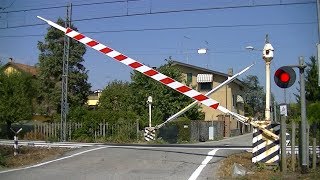 Spoorwegovergang Borgomanero I  Railroad crossing  Passaggio a livello [upl. by Ahnavas963]