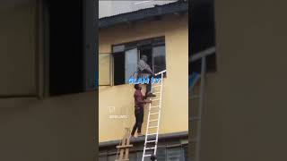 Une auberge prend feu et les clients tentent de séchapper par les fenêtres à laide dune échelle [upl. by Llerrod408]