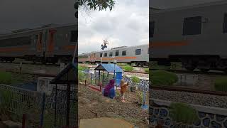 MAKAN SIANG DENGAN VIEW KERETA API LEWAT keretaapi railfans train trainlokomotif railway [upl. by Santoro]