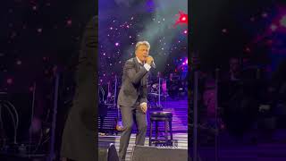 Fanática causa revuelo por su efusiva reacción al ver a Luis Miguel en Las Vegas [upl. by Vladamir783]